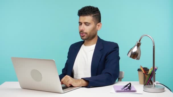 Trabajador Oficina Masculino Apretando Las Manos Cerrando Los Ojos Meditando — Vídeos de Stock