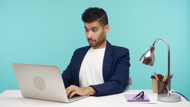 Geschokt Man Wijzen Vinger Naar Laptop Naar Zichzelf Winnen Bij — Stockvideo