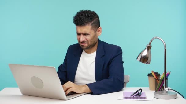 Homem Negócios Confuso Segurando Respiração Com Dedos Nariz Trabalhando Laptop — Vídeo de Stock