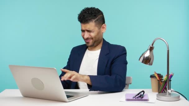 Sinirli Ofis Çalışanı Bilgisayarındaki Web Kamerasıyla Arkadaşlarıyla Sohbet Ederek Kulaklarını — Stok video