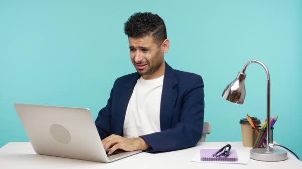 Vad Vill Arg Irriterad Manlig Kontorsarbetare Skriker Arbetar Laptop Kan — Stockvideo