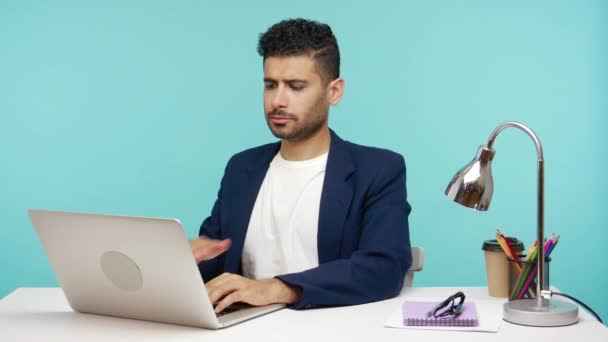 Señor Trabajador Masculino Disciplinado Responsable Sentado Oficina Saludando Pantalla Del — Vídeos de Stock