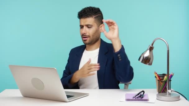 Homem Consciente Sério Terno Negócios Jurando Dizer Apenas Verdade Segurando — Vídeo de Stock