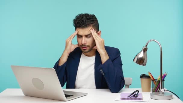 Exhaustos Hombres Negocios Sobrecargados Trabajo Masajeando Templos Sentados Mesa Con — Vídeo de stock