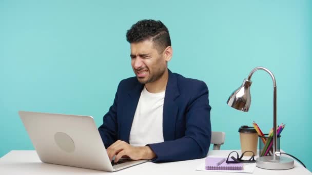 Trabalhador Escritório Deprimido Perturbado Tocando Bochecha Trabalhando Laptop Sentindo Dor — Vídeo de Stock