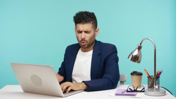 Upptagen Affärsman Plötsligt Röra Bröstet Arbetar Laptop Sitt Kontor Känsla — Stockvideo
