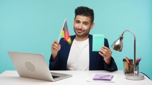 Šťastný Podnikatel Sedící Pracovišti Ukazující Německou Vlajku Pas Usmívající Kameru — Stock video