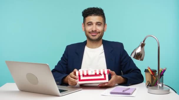 Generoso Uomo Affari Sorridente Seduto Sul Suo Posto Lavoro Possesso — Video Stock