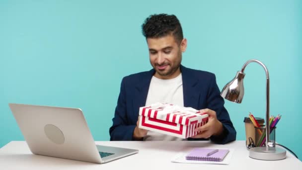 Verrast Nieuwsgierig Zakenman Kijken Geschenkdoos Zitten Zijn Werkplek Teleurgesteld Ontevreden — Stockvideo