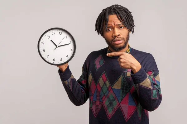 Homem Africano Nervoso Com Barba Dreadlocks Apontando Dedo Relógio Sua — Fotografia de Stock