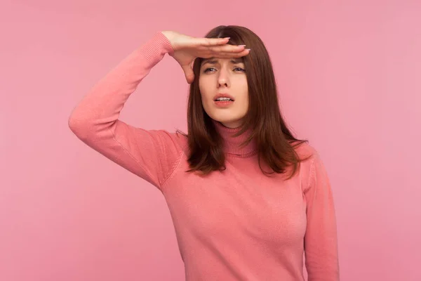 Mulher Morena Curiosa Suéter Rosa Olhando Para Longe Com Mão — Fotografia de Stock