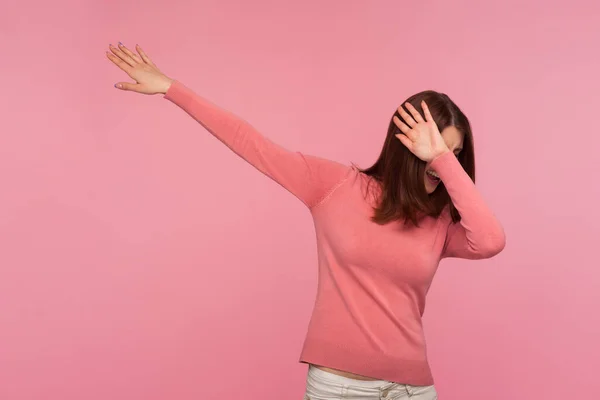 Mujer Joven Popular Positiva Con Pelo Castaño Suéter Rosa Haciendo — Foto de Stock