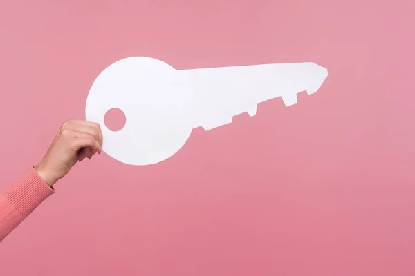 大きな白い家の鍵を保持する女性の手の閉鎖側のビュー 不動産広告 住宅購入 アパート賃貸 ピンクの背景に隔離された屋内スタジオショット — ストック写真