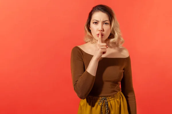 Tais Toi Femme Sérieuse Colère Avec Les Cheveux Blonds Chemisier — Photo