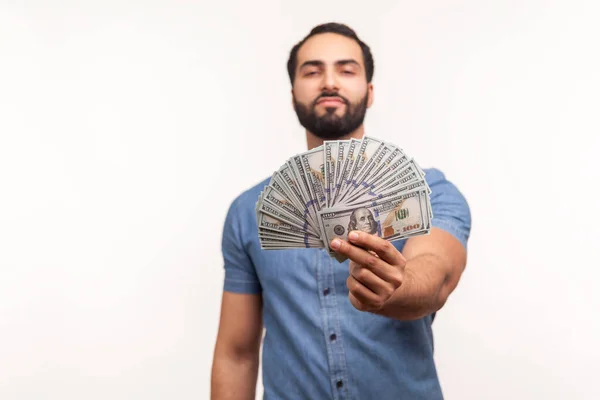 自信的富人 留着胡子 蓝色衬衫 在镜头前展示美元钞票 拿薪水 高利贷大肆宣扬 在白色背景下被隔离的室内拍摄 — 图库照片