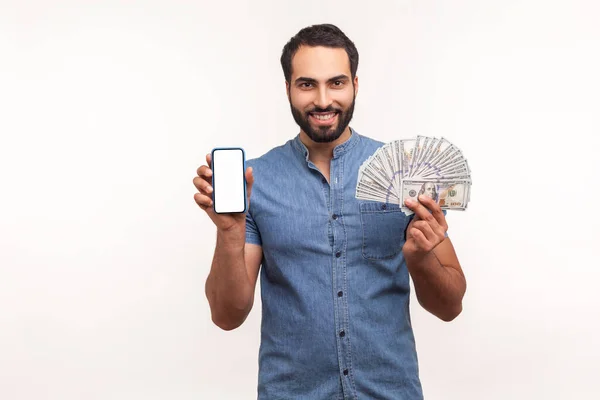 Feliz Hombre Barbudo Sonriente Camisa Agarrado Las Manos Mostrando Teléfono — Foto de Stock