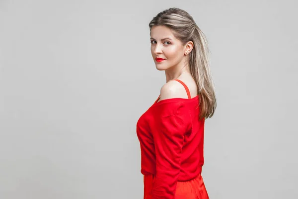 Meia Volta Retrato Linda Jovem Elegante Com Penteado Rabo Cavalo — Fotografia de Stock