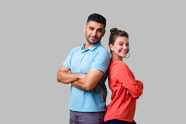 Verlässliche Freundschaft Fröhliches Junges Paar Freizeitkleidung Rücken Rücken Mit Verschränkten — Stockfoto