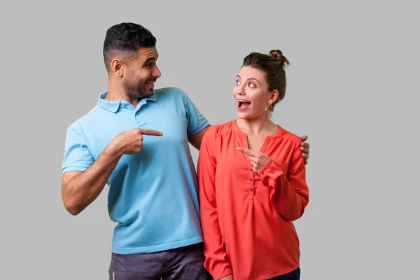 Retrato Jovem Casal Surpreso Desgaste Casual Com Boca Aberta Abraçando — Fotografia de Stock