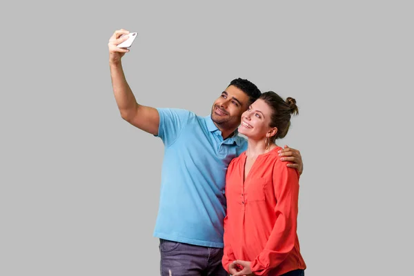 Paar Macht Selfie Portrait Positiver Junger Mann Und Frau Freizeitkleidung — Stockfoto