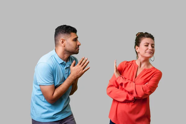 Retrato Casal Engraçado Desgaste Casual Juntos Homem Segurando Braços Oração — Fotografia de Stock