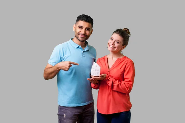 Retrato Pareja Feliz Ropa Casual Mirando Cámara Con Sonrisa Dentada —  Fotos de Stock