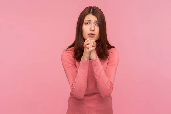 Mujer Morena Esperanzada Suéter Rosa Tomados Mano Oración Pidiendo Perdón —  Fotos de Stock