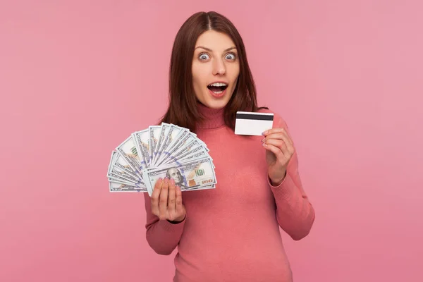 Mujer Morena Extremadamente Sorprendida Mostrando Tarjeta Crédito Fan Los Billetes — Foto de Stock