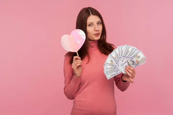 Mujer Morena Mercantil Astuta Suéter Rosa Sosteniendo Billetes Papel Corazón — Foto de Stock