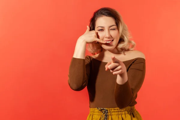 Porträtt Ung Vacker Kvinna Med Blont Hår Leende Visar Gest — Stockfoto