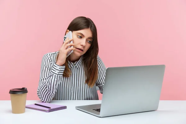Seriöse Büroangestellte Telefoniert Auf Dem Laptop Nimmt Anrufe Entgegen Und — Stockfoto
