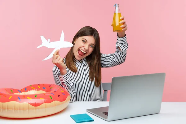 Extremamente Feliz Mulher Satisfeita Sentada Laptop Escritório Segurando Avião Papel — Fotografia de Stock