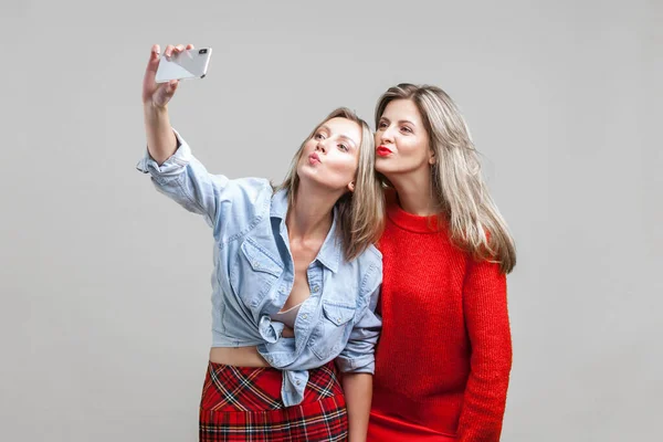 Przyjaciółki Wysyłające Pocałunki Podczas Robienia Selfie Portret Dwóch Atrakcyjnych Kobiet — Zdjęcie stockowe