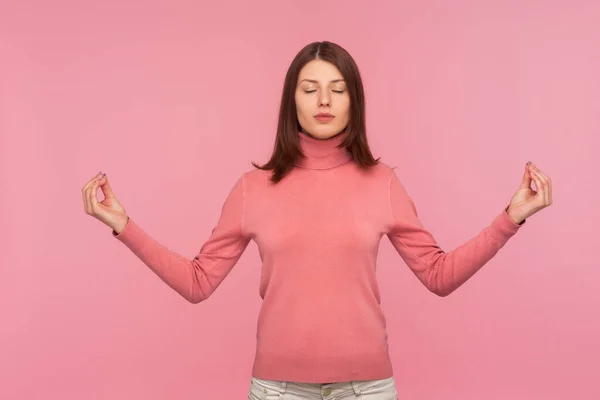 Mulher Morena Jovem Suéter Rosa Fechando Olhos Segurando Mãos Gesto — Fotografia de Stock