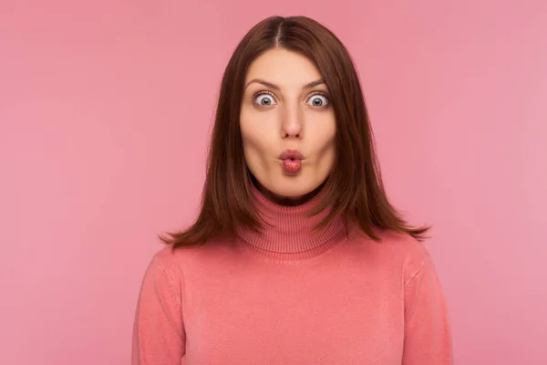 Primer Plano Retrato Atractiva Mujer Morena Suéter Rosa Jugando Alrededor —  Fotos de Stock