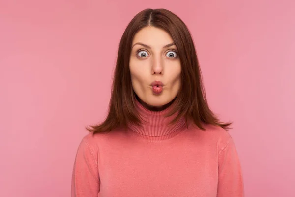 Close Portret Aantrekkelijke Brunette Vrouw Roze Trui Rommelen Rond Het — Stockfoto