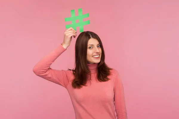 Leende Brunett Kvinna Med Gul Hashtag Symbol Huvudet Vilket Gör — Stockfoto