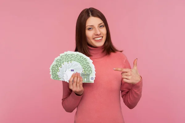 Feliz Mujer Alegre Señalando Con Dedo Los Fans Los Euros — Foto de Stock