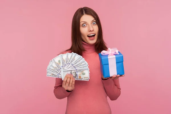 Stupito Eccitato Donna Bruna Maglione Rosa Contenente Scatola Regalo Dollari — Foto Stock