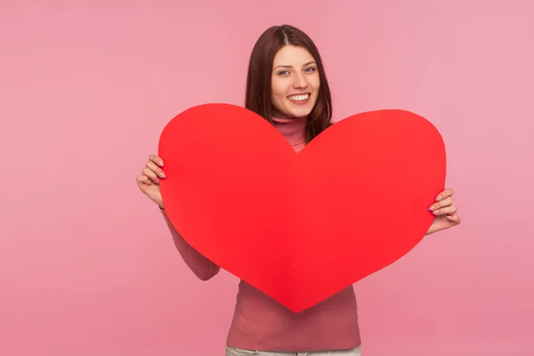 Feliz Mujer Morena Alegre Sosteniendo Las Manos Gran Corazón Papel — Foto de Stock