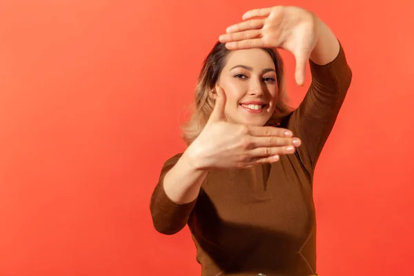 Porträtt Kvinna Med Blont Hår Tittar Genom Ramen Fingrar Gestikulerande — Stockfoto