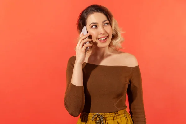 Vacker Ung Kvinna Pratar Telefon Och Ler Trevlig Konversation Med — Stockfoto