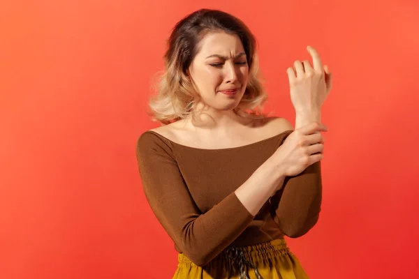 Porträtt Upprörd Ung Vuxen Kvinna Med Blont Hår Brun Blus — Stockfoto