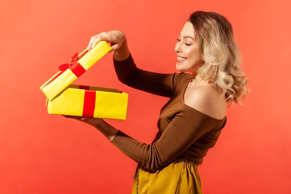 Gelukkig Mooie Vrouw Unboxing Groot Geel Cadeau Kijken Binnen Met — Stockfoto