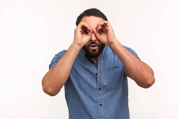 Curioso Curioso Uomo Barbuto Ficcanaso Camicia Blu Che Tiene Pugni — Foto Stock