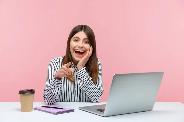 Oye Eres Increíble Trabajadora Oficina Positiva Con Camisa Rayas Apuntando — Foto de Stock