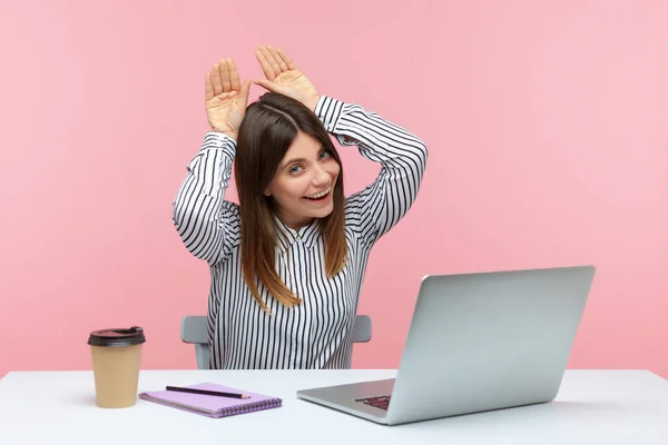 Positive Büroangestellte Lächelt Und Zeigt Hasenohren Mit Der Hand Auf — Stockfoto