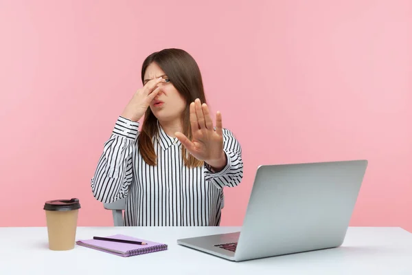 Verward Vrouwelijke Kantoormedewerker Zit Het Werk Met Laptop Houdt Adem — Stockfoto