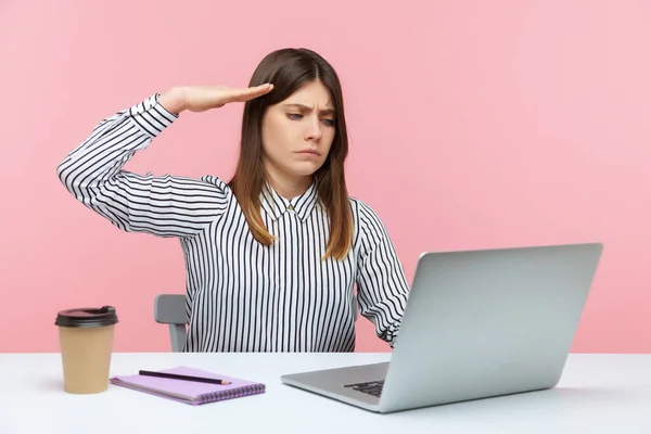 Verantwoordelijke Vrouwelijke Kantoormedewerker Salueren Luisteren Naar Bestelling Kijken Naar Laptop — Stockfoto