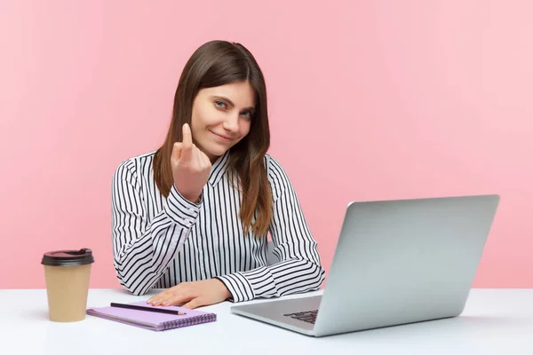 Verspielte Attraktive Frau Gestreiften Hemd Winkend Mit Dem Finger Büro — Stockfoto